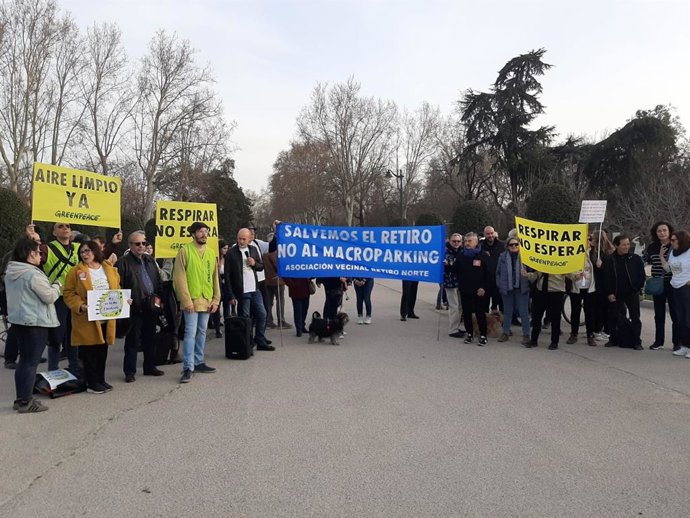 Archivo - Vecinos de Retiro y Greenpeace se concentran contra la construcción del parking en la avenida Menéndez Pelayo.