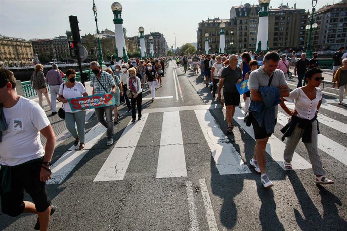 Ciudadanos en una manifestación a favor del acercamiento de los reclusos de ETA, a 21 de agosto de 2021, en San Sebastián, Euskadi (España). Esta movilización ha sido convocada por la red ciudadana Sare y a ella se ha sumado el colectivo de familiares d