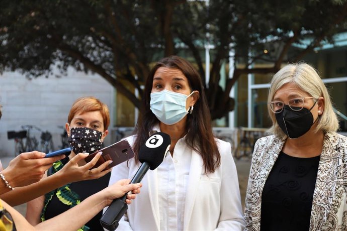 La síndica de Cs, Ruth Merino, atiende a los periodistas en Les Corts