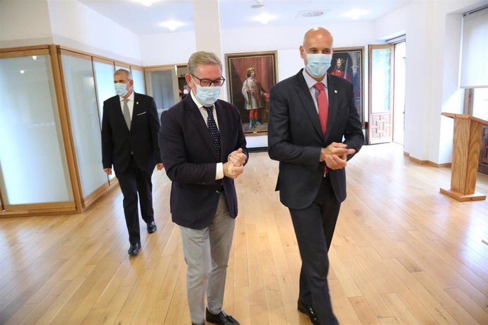 El alcalde de León, José Antonio Diez, y el presidente de la Cámara de Comercio de León, Javier Vega, durante la rueda de prensa de este miércoles.