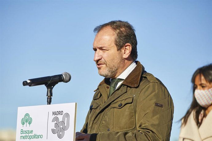 Archivo - El delegado del Área de Desarrollo Urbano, Mariano Fuentes, interviene en el acto de plantación del árbol homenaje a las víctimas de la COVID-19 en el Bosque Metropolitano, en Campo de las Naciones, Madrid (España), a 9 de diciembre de 2020.