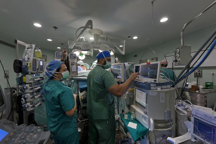 Archivo - La Unidad de Hemodinámica del Hospital Universitario Virgen del Rocío de Sevilla