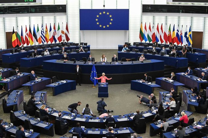 HANDOUT - 15 September 2021, France, Strasbourg: President of the European Commission Ursula von der Leyen (C)delivers a speech during a plenary session of the European Parliament. Photo: Christophe Licoppe/European Commission /dpa - ATTENTION: editori