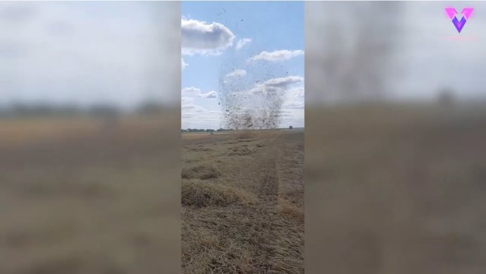 Un hombre captura en vídeo cómo un pequeño remolino en el campo levanta heno y tierra a gran velocidad