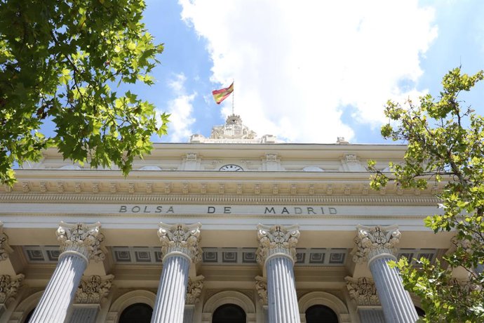 Archivo - Fachada del Palacio de la Bolsa de Madrid, a 27 de julio de 2021, en Madrid, (España). El Ibex 35 cotizaba en los 8.700,9 puntos a las doce del mediodía, con una caída del 0,85% y la mayoría de sus valores en negativo. La jornada está marcada 