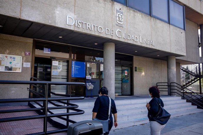 Archivo - Entrada a la Junta Municipal del Distrito de Ciudad Lineal Madrid (España).