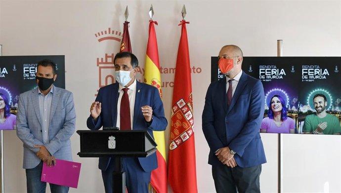El alcalde de Murcia, José Antonio Serrano, en la rueda de prensa acompañado por el vicealcalde, Mario Gómez, y el concejal de Cultura, Turismo y Deportes, Pedro García Rex