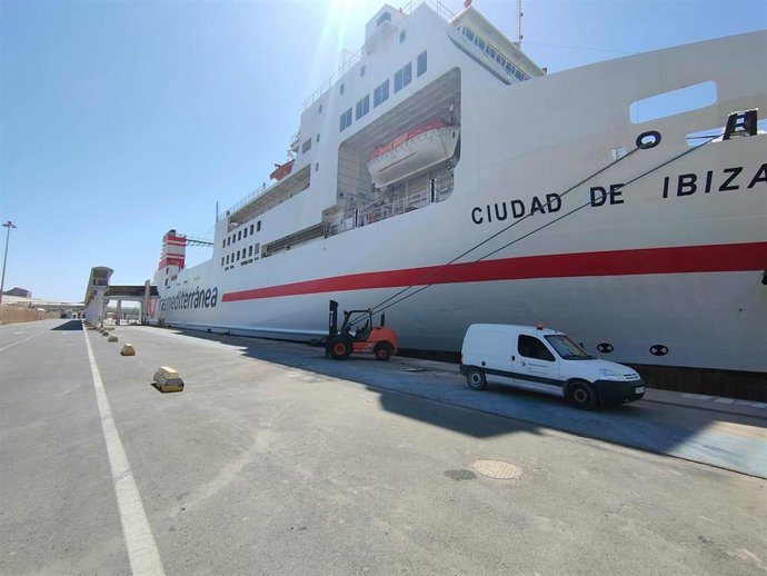 El ferri Ciudad de Ibiza de Acciona Trasmediterránea se abastece de energía eléctrica en el Puerto de Almería.