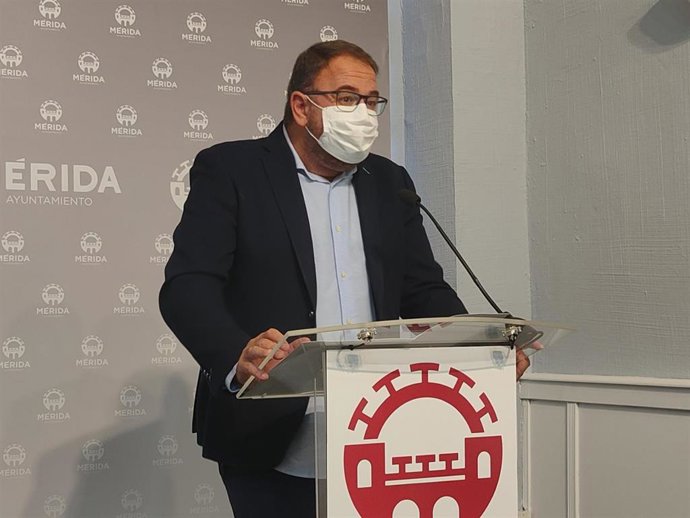 Antonio Rodríguez Osuna, en una rueda de prensa en el ayuntamiento de Mérida.