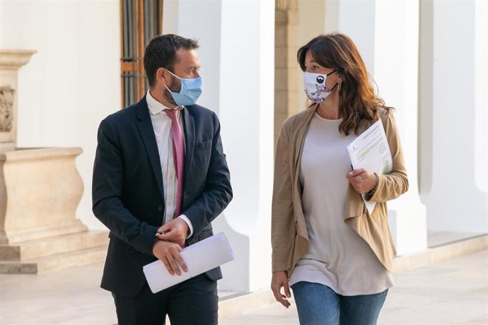La consejera de Igualdad y portavoz del Gobierno regional, Blanca Fernández y el consejero de Desarrollo Sostenible, José Luis Escudero, comparecen en rueda de prensa, en el Palacio de Fuensalida, para informar sobre los acuerdos del Consejo de Gobierno.