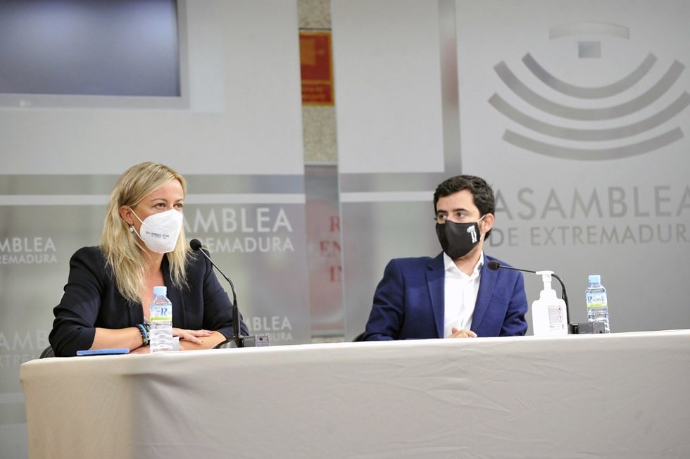 La presidenta de la Asamblea de Extremadura, Blanca Martín, y el profesor Gabriel Moreno, en la presentación de un curso sobre reto demográfico que se celebrará en la Cámara legislativa regional