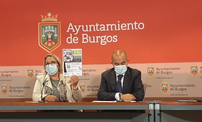 Rosa Niño, concejal de Comercio del Ayuntamiento de Burgos, y Eduardo Hernández, director provincial de Ibercaja en Burgos.