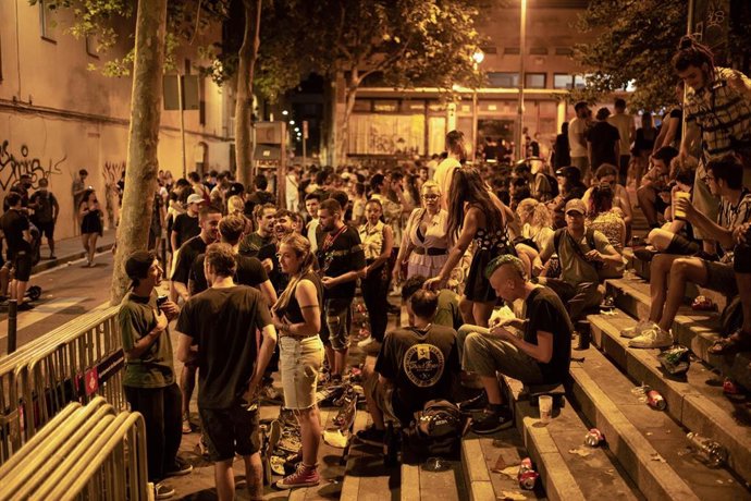 Un gran número de personas en las fiestas del barrio de Grcia, a 19 de agosto de 2021, en Barcelona, Catalunya (España). 