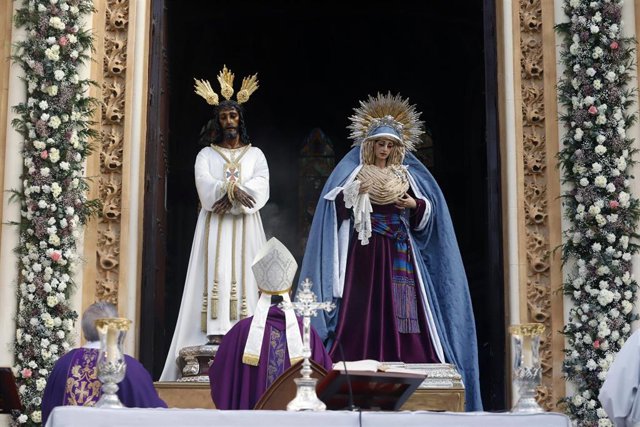 Archivo - Nuestro Padres Jesús el Cautivo y María Santísima de la Trinidad Coronada a las puertas de su templo durante la celebración de la Misa del Alba celebrada al aire libre y restringida por las restricciones de la COVID. Málaga a 27 de marzo 2021