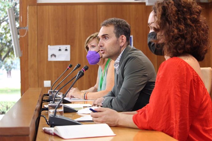 La activista por los derechos trans Mar Cambrollé; el coordinador general de IU Andalucía, Toni Valero, y la portavoz parlamentaria adjunta de Unidas Podemos por Andalucía, Ana Naranjo, en rueda de prensa.
