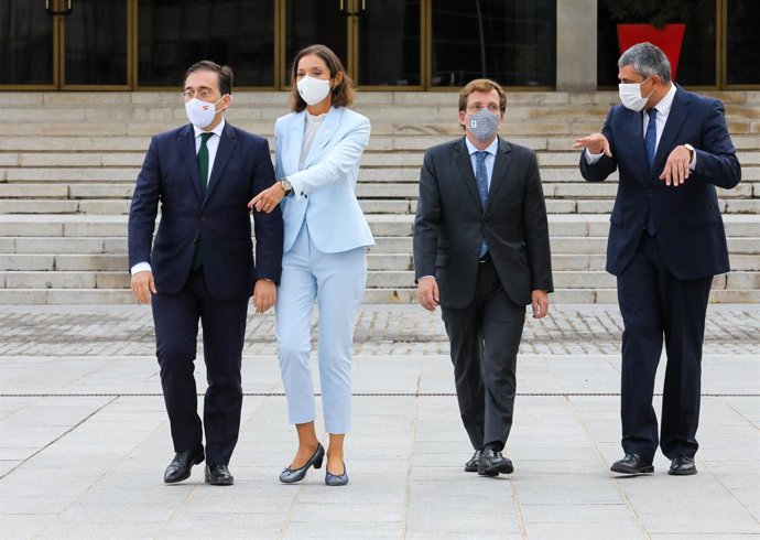 (I-D) El ministro de Asuntos Exteriores, Unión Europea y Cooperación, José Manuel Albares; la ministra de Industria, Comercio y Turismo, Reyes Maroto; el alcalde de Madrid, José Luis Martínez-Almeida, y el secretario general de la Organización Mundial d