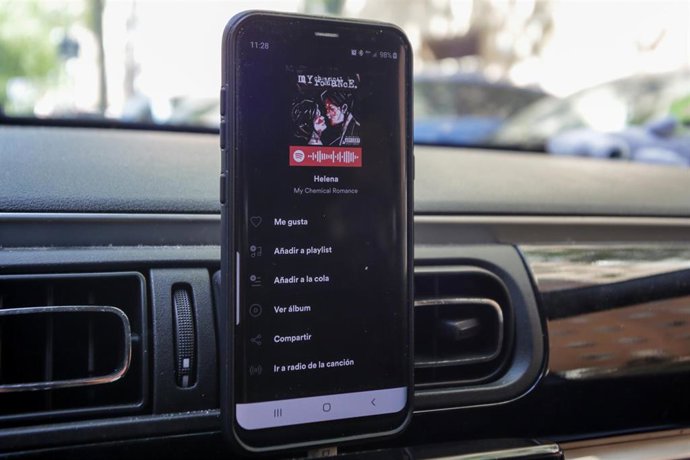 Archivo - Un 'smartphone' con una aplicación de música abierta colocado en un coche, en Madrid (España) a 3 de mayo de 2020. La Comunidad de Madrid ha anunciado este sábado que monitorizará los desplazamientos de cerca de dos millones de madrileños a tr