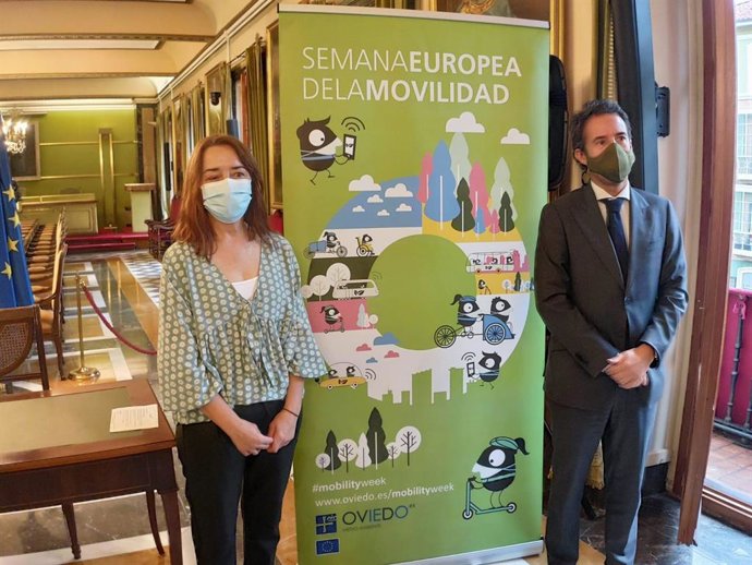 El concejal de Urbanismo, Ignacio Cuesta, presenta las actividades de la Semana de laMovilidad, junto a la responsable de la Escuela  Municipal de Sostenibilidad, Begoña Honrado.
