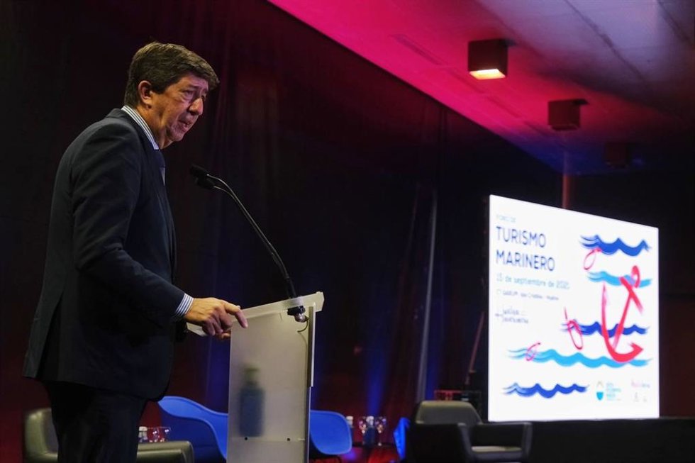 El consejero de Turismo de la Junta, Juan Marín, en Isla Cristina (Huelva).