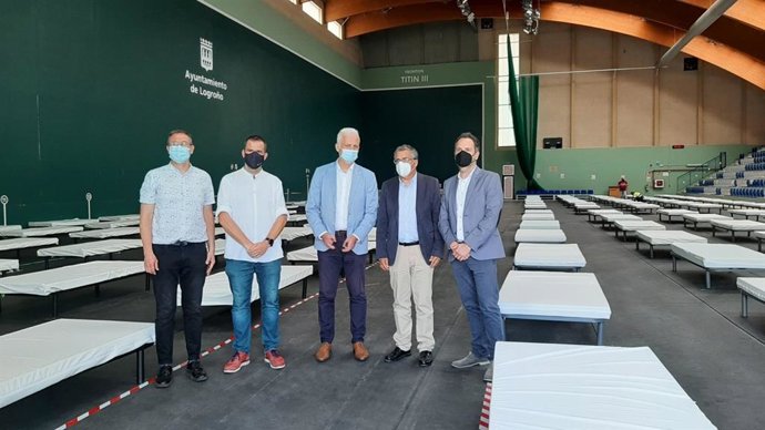 El Polideportivo Titín III centraliza el dispostivo de temporeros de Logroño, que amplía plazas de 105 a 150 este año.
