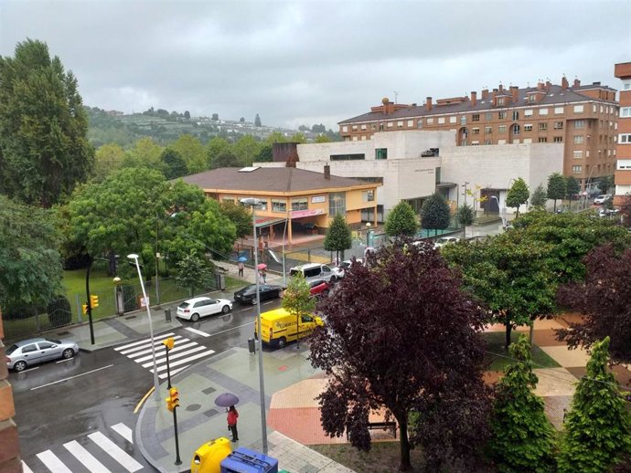Viandantes con paraguas en Gijón