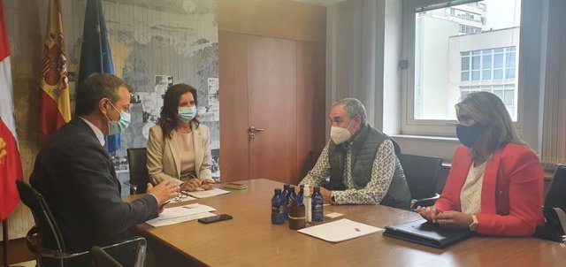 Ana Carlota Amigo durante su reunión con representantes del sector de pelquerías e imagen personal.