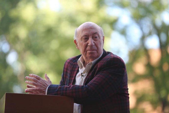 Archivo - El dibujante y humorista José María Pérez González, 'Peridis' durante la entrega del I Premio Rojana 'Alfredo Pérez Rubalcaba, a 21 de junio de 2021, en la Fundación Felipe González, Madrid, (España). El galardón rinde homenaje a la memoria d