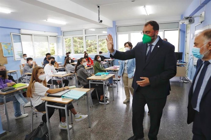 Adrián Barbón, durante la inauguración del curso de Educación Secundaria Obligatoria (ESO) y Bachillerato en el IES Avelina Cerra, de Ribadesella.