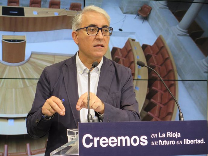 El portavoz del Grupo Parlamentario Popular, Jesús Ángel Garrido, en comparecencia de prensa