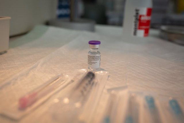 Archivo - Arxiu - Una dosi de la vacuna de Pfizer-BioNtech contra la covid-19