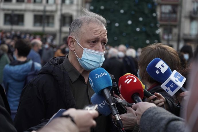 Archivo - El diputado de Unidas Podemos, Roberto Uriarte ofrece declaraciones a los medios de comunicación durante la concentración bajo el lema 'Demokrazia' en la Plaza de Arriaga, Bilbao, País Vasco (España), a 19 de diciembre de 2020. La convocatoria
