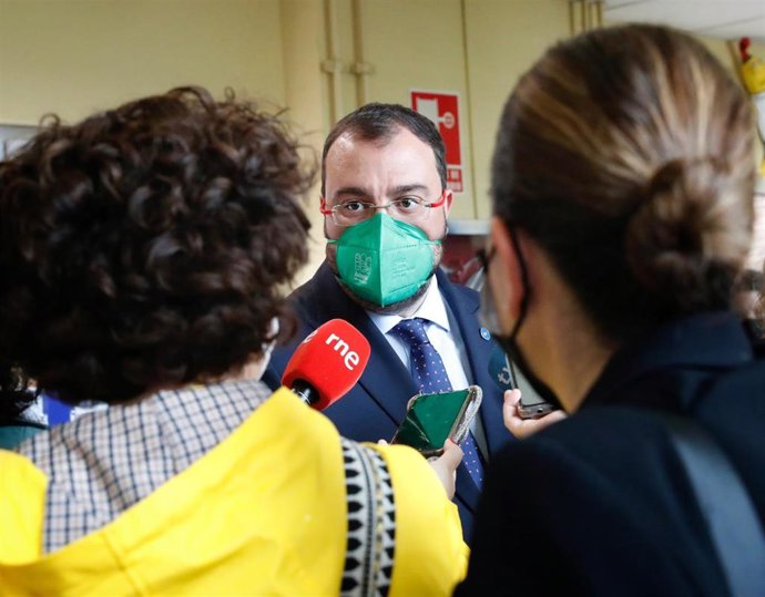 Adrián Barbón atiende a los medios de comunicación en Ribadesella.