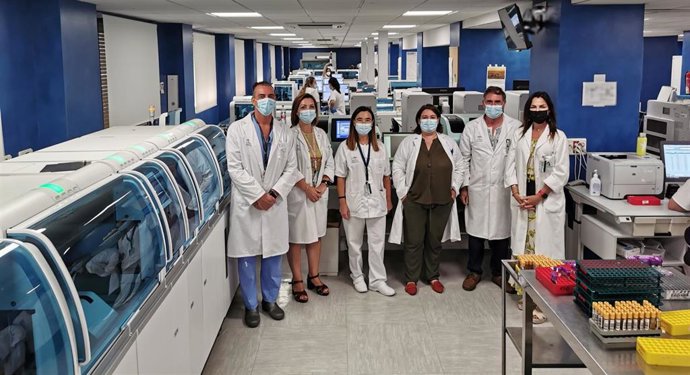 Profesionales sanitarios de Laboratorios de Análisis Clínicos.