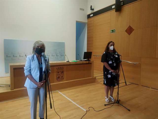 La consejera y la responsable autonómica de Satse tras mantener un encuentro sobre Atención Primaria.