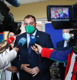 El presidente Adrián Barbón atiende a los medios de comunicación en Ribadesella.