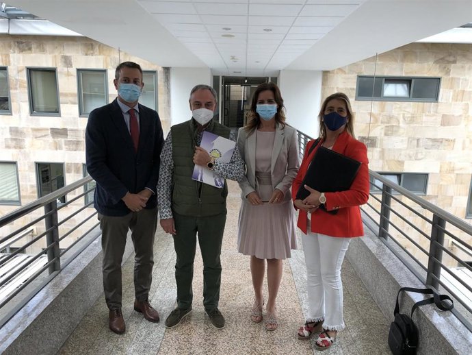 En el centro, Ana Carlota Amigo y Mariano Castaño postan tras el encuentro mantenido este miércoles.