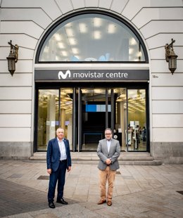 Pere Navarro y José Manuel Casas, frente al Movistar Centre de la plaza Catalunya de Barcelona.