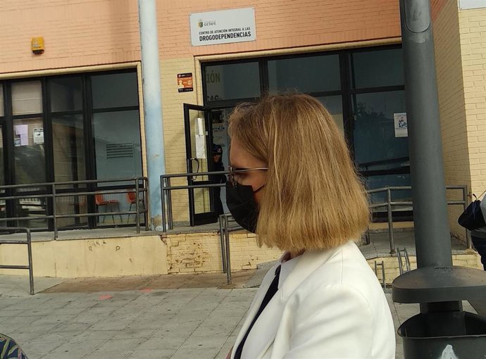 La portavoz de Unidas Podemos en la Asamblea de Madrid, Carolina Alonso, en el Centro de Atención a las Drogodependencias de Getafe (CAID)