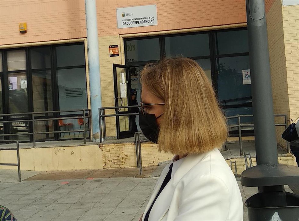 La portavoz de Unidas Podemos en la Asamblea de Madrid, Carolina Alonso, en el Centro de Atención a las Drogodependencias de Getafe (CAID)
