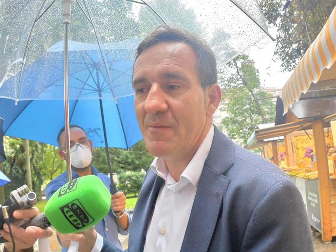 El concejal de Economía del Ayuntamiento de Oviedo, Javier Cuesta, atiende a los medios.