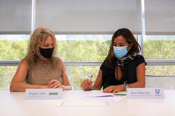ngels Sala, presidenta de Ambientech, y Ana Palencia, directora de Comunicación y Sostenibilidad de Unilever España