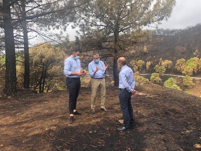 El presidente de la Diputación de Málaga, Francisco Salado, visita las zonas más afectadas por el incendio de Sierra Bermeja