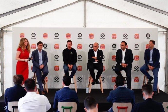 De izda a dcha: Oscar Mayo, Guti, Javier Tebas, Jorge Carvalho y Borja Hernández durante la presentación del acuedo entre LaLiga y Burger King