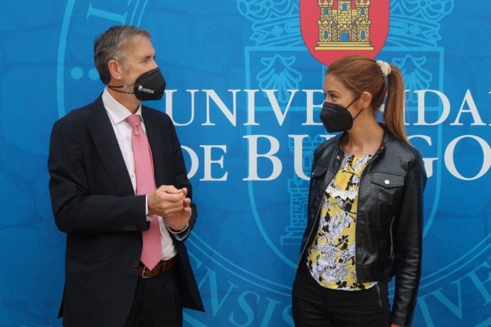Manuel Pérez Mateos, rector de la UBU, con Aitana Hernando, alcaldesa de Miranda de Ebro.