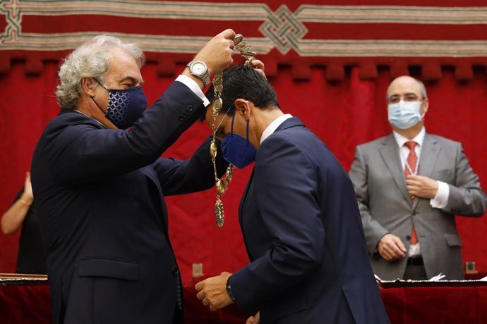 Archivo - Pleno del Ayuntamiento de Granada para la elección del nuevo alcalde de la ciudad, Francisco Cuenca del PSOE, en la imagen tomando posesión del cargo,  a 7 de julio del 2021 en Granada, Andalucía