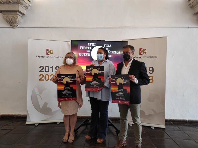 La presidenta de Iprodeco, Dolores Amo (centro), en la presentación de la XVIII Fiesta del Queso de Zuheros.