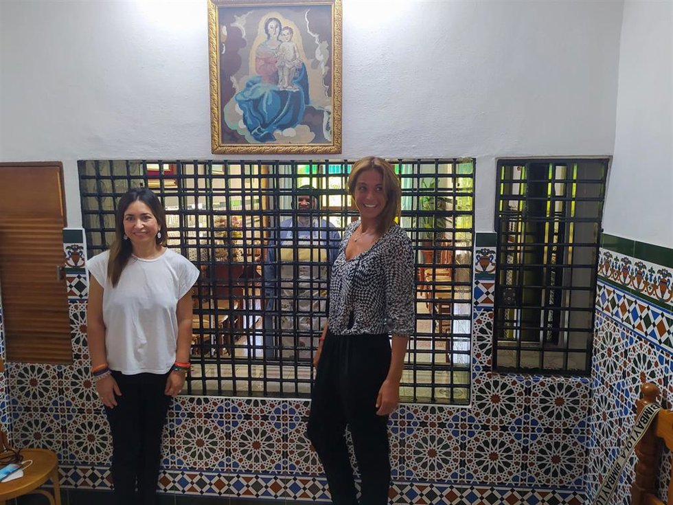 La portavoz de Cs en el Ayuntamiento de Utrera, Isabel González; la hermana Rosa y la delegada territorial de Turismo de la Junta de Andalucía en Sevilla, Rosa Hernández.