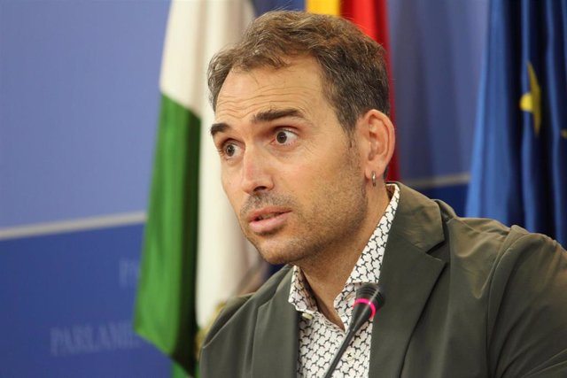 El coordinador general de IU Andalucía y portavoz de Unidas Podemos por Andalucía, Toni Valero, en rueda de prensa.