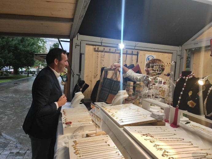 El concejal de Economía, Javier Cuesta, visita los puestos de artesanos instalados en el Campo San Francisco con motivo de las fiestas de San Mateo.