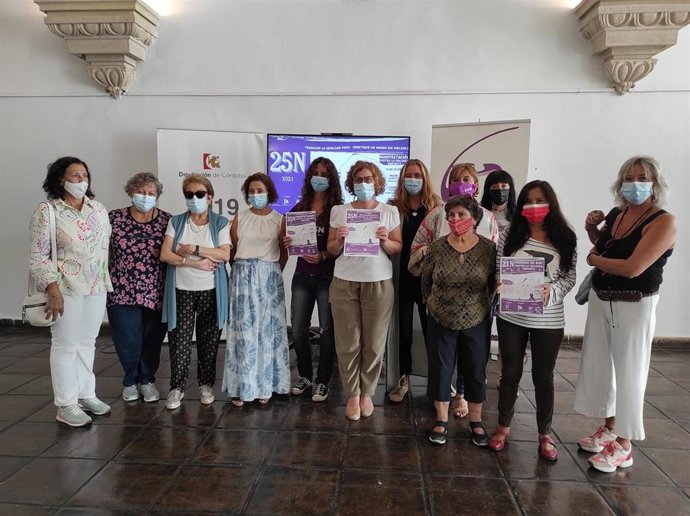 La delegada de Igualdad en la Diputación de Córdoba, Alba Doblas (centro), en la presentación de las actividades por el 25N.